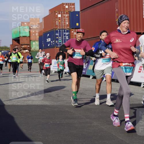 03.10.2025 - Köhlbrandbrückenlauf Michael Burmester http://msf.ph/oto/9014761 03.10.2025 10:14:42 Ziel 1220, 1427, 1598, 1633, 1655, 1674, 1711, 1820, 2230, 2832, 2834, 2837, 3499, 3500, 3699, 3744, 3843 meine-sportfotos.de