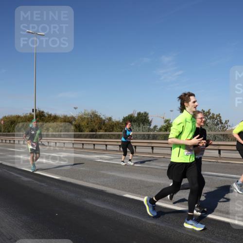 03.10.2025 - Köhlbrandbrückenlauf Julia Fischer http://msf.ph/oto/9014763 03.10.2025 13:10:48 Position 3  meine-sportfotos.de