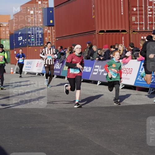 03.10.2025 - Köhlbrandbrückenlauf Michael Burmester http://msf.ph/oto/9014876 03.10.2025 10:14:45 Ziel 1220, 1427, 1633, 1655, 1674, 1711, 1820, 2812, 2832, 2834, 2837, 3499, 3500, 3699, 3744, 3750, 3843 meine-sportfotos.de