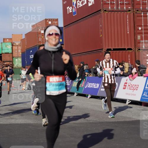 03.10.2025 - Köhlbrandbrückenlauf Michael Burmester http://msf.ph/oto/9014919 03.10.2025 10:14:46 Ziel 1220, 1427, 1633, 1655, 1674, 1711, 2812, 2832, 2834, 2837, 3499, 3500, 3699, 3744, 3750 meine-sportfotos.de