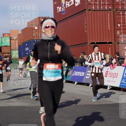 03.10.2025 - Köhlbrandbrückenlauf Michael Burmester http://msf.ph/oto/9014928 03.10.2025 10:14:46 Ziel 1220, 1427, 1633, 1655, 1674, 1711, 2812, 2832, 2834, 2837, 3499, 3500, 3699, 3744, 3750 meine-sportfotos.de