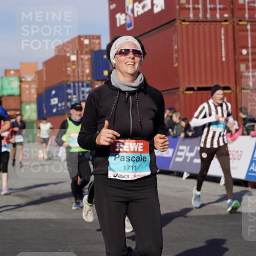 03.10.2025 - Köhlbrandbrückenlauf Michael Burmester http://msf.ph/oto/9014934 03.10.2025 10:14:47 Ziel 1220, 1427, 1655, 1674, 1711, 1813, 1852, 2812, 2832, 2834, 2837, 3499, 3500, 3699, 3744, 3750 meine-sportfotos.de