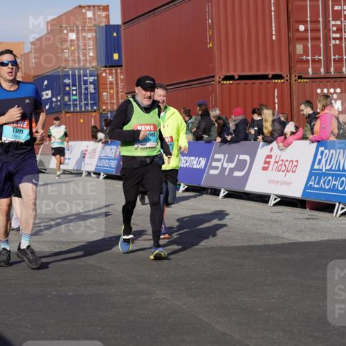 03.10.2025 - Köhlbrandbrückenlauf Michael Burmester http://msf.ph/oto/9014947 03.10.2025 10:14:47 Ziel 1220, 1427, 1655, 1674, 1711, 1813, 1852, 2812, 2832, 2834, 2837, 3499, 3500, 3699, 3744, 3750 meine-sportfotos.de
