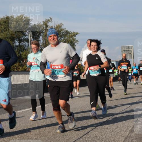 03.10.2025 - Köhlbrandbrückenlauf Luisa Fischer http://msf.ph/oto/9014961 03.10.2025 10:59:36 Position 3 3796, 1745, 2044, 1796 meine-sportfotos.de