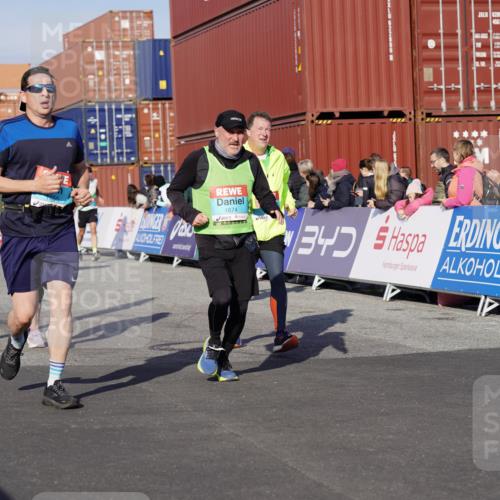 03.10.2025 - Köhlbrandbrückenlauf Michael Burmester http://msf.ph/oto/9014967 03.10.2025 10:14:48 Ziel 1220, 1427, 1655, 1674, 1711, 1813, 1852, 2044, 2812, 2832, 2834, 2837, 3499, 3500, 3699, 3744, 3750 meine-sportfotos.de
