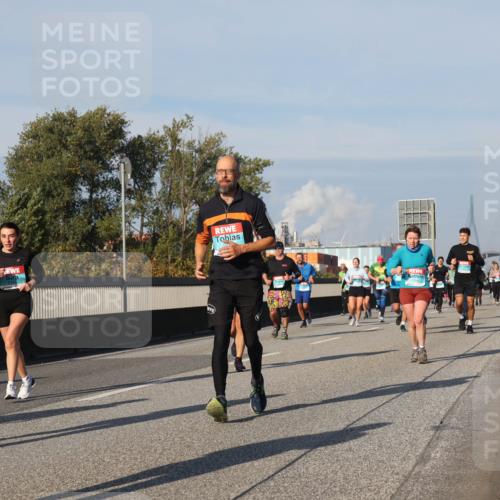 03.10.2025 - Köhlbrandbrückenlauf Luisa Fischer http://msf.ph/oto/9015003 03.10.2025 10:59:40 Position 3 1979 meine-sportfotos.de