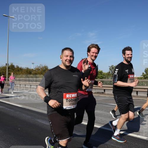 03.10.2025 - Köhlbrandbrückenlauf Julia Fischer http://msf.ph/oto/9015009 03.10.2025 13:11:44 Position 3 1111, 4733, 4720 meine-sportfotos.de