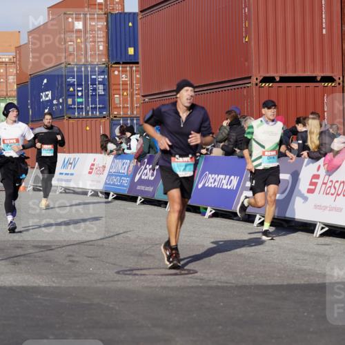 03.10.2025 - Köhlbrandbrückenlauf Michael Burmester http://msf.ph/oto/9015032 03.10.2025 10:14:52 Ziel 1220, 1427, 1655, 1797, 1813, 1852, 2044, 2206, 2207, 2812, 3144, 3499, 3500, 3699, 3744, 3750 meine-sportfotos.de
