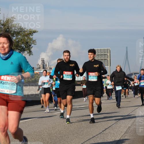 03.10.2025 - Köhlbrandbrückenlauf Luisa Fischer http://msf.ph/oto/9015038 03.10.2025 10:59:44 Position 3 3268, 1754, 3206, 3207 meine-sportfotos.de