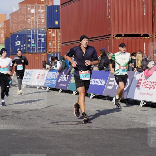03.10.2025 - Köhlbrandbrückenlauf Michael Burmester http://msf.ph/oto/9015046 03.10.2025 10:14:52 Ziel 1220, 1427, 1655, 1797, 1813, 1852, 2044, 2206, 2207, 2812, 3144, 3499, 3500, 3699, 3744, 3750 meine-sportfotos.de