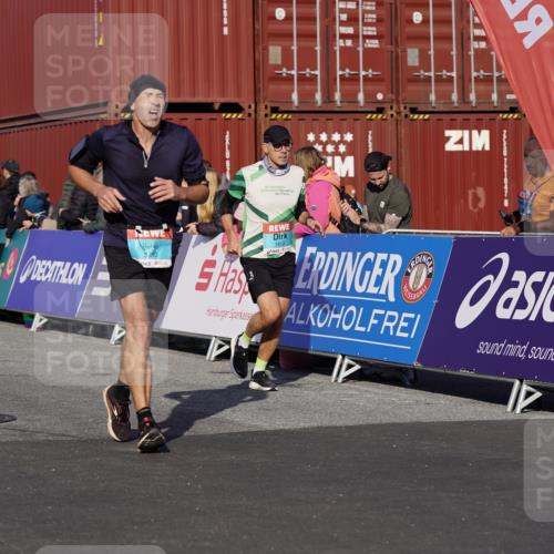 03.10.2025 - Köhlbrandbrückenlauf Michael Burmester http://msf.ph/oto/9015063 03.10.2025 10:14:52 Ziel 1220, 1427, 1655, 1797, 1813, 1852, 2044, 2206, 2207, 2812, 3144, 3499, 3500, 3699, 3744, 3750 meine-sportfotos.de