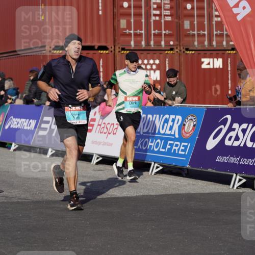 03.10.2025 - Köhlbrandbrückenlauf Michael Burmester http://msf.ph/oto/9015076 03.10.2025 10:14:52 Ziel 1220, 1427, 1655, 1797, 1813, 1852, 2044, 2206, 2207, 2812, 3144, 3499, 3500, 3699, 3744, 3750 meine-sportfotos.de