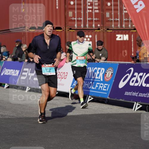 03.10.2025 - Köhlbrandbrückenlauf Michael Burmester http://msf.ph/oto/9015088 03.10.2025 10:14:53 Ziel 1193, 1195, 1220, 1427, 1797, 1813, 1852, 2044, 2206, 2207, 2812, 3144, 3699, 3744, 3750 meine-sportfotos.de