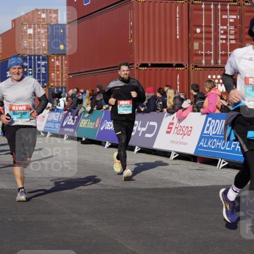 03.10.2025 - Köhlbrandbrückenlauf Michael Burmester http://msf.ph/oto/9015132 03.10.2025 10:14:55 Ziel 1193, 1195, 1480, 1797, 1813, 1852, 2044, 2206, 2207, 2812, 3037, 3144, 3169, 3470, 3471, 3750 meine-sportfotos.de