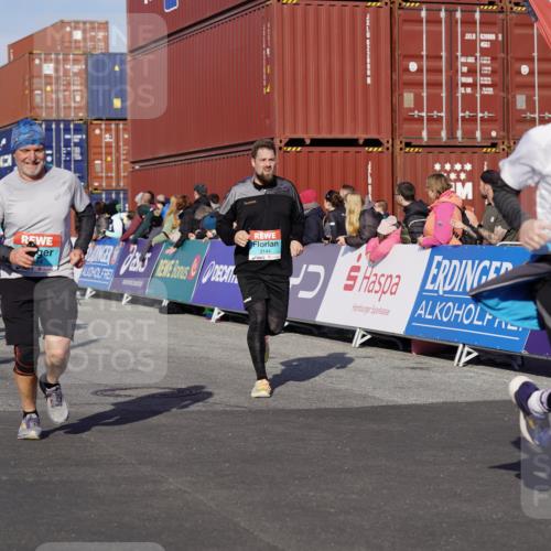 03.10.2025 - Köhlbrandbrückenlauf Michael Burmester http://msf.ph/oto/9015142 03.10.2025 10:14:55 Ziel 1193, 1195, 1480, 1797, 1813, 1852, 2044, 2206, 2207, 2812, 3037, 3144, 3169, 3470, 3471, 3750 meine-sportfotos.de