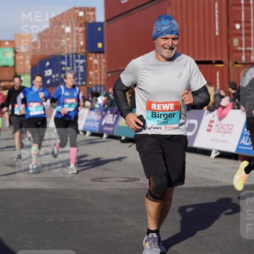 03.10.2025 - Köhlbrandbrückenlauf Michael Burmester http://msf.ph/oto/9015182 03.10.2025 10:14:56 Ziel 1193, 1195, 1480, 1797, 1813, 1852, 2044, 2206, 2207, 2812, 3037, 3144, 3169, 3470, 3471, 3750 meine-sportfotos.de