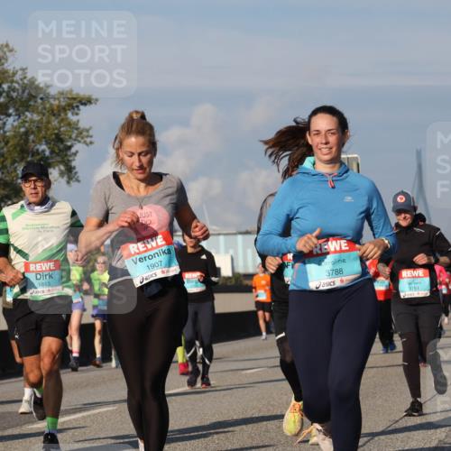 03.10.2025 - Köhlbrandbrückenlauf Luisa Fischer http://msf.ph/oto/9015187 03.10.2025 10:59:59 Position 3 1813, 1907, 3788, 3761 meine-sportfotos.de