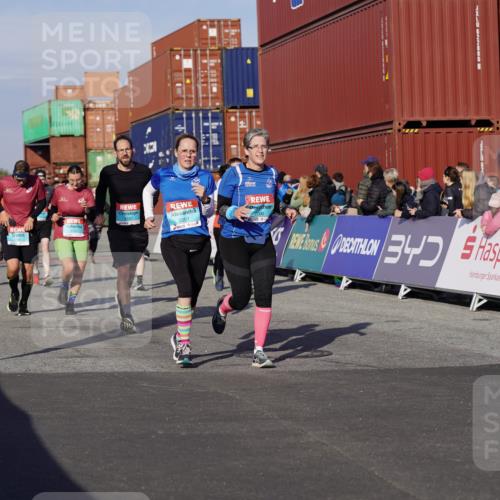 03.10.2025 - Köhlbrandbrückenlauf Michael Burmester http://msf.ph/oto/9015190 03.10.2025 10:14:57 Ziel 1193, 1195, 1480, 1797, 1813, 1852, 2044, 2206, 2207, 3037, 3144, 3169, 3206, 3207, 3214, 3470, 3471, 3750 meine-sportfotos.de