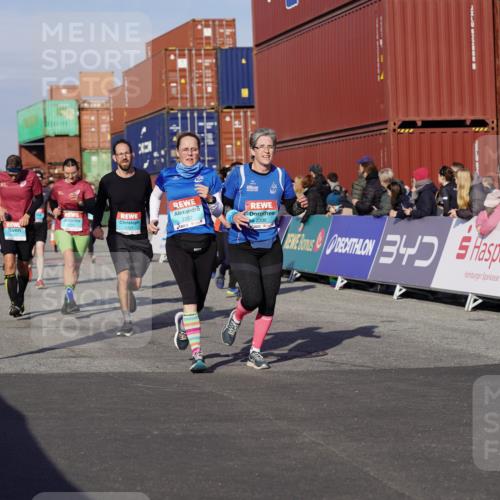 03.10.2025 - Köhlbrandbrückenlauf Michael Burmester http://msf.ph/oto/9015199 03.10.2025 10:14:57 Ziel 1193, 1195, 1480, 1797, 1813, 1852, 2044, 2206, 2207, 3037, 3144, 3169, 3206, 3207, 3214, 3470, 3471, 3750 meine-sportfotos.de