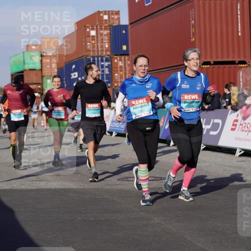 03.10.2025 - Köhlbrandbrückenlauf Michael Burmester http://msf.ph/oto/9015220 03.10.2025 10:14:58 Ziel 1193, 1195, 1480, 1551, 1797, 1813, 1852, 2044, 2206, 2207, 3037, 3144, 3169, 3206, 3207, 3214, 3229, 3470, 3471 meine-sportfotos.de