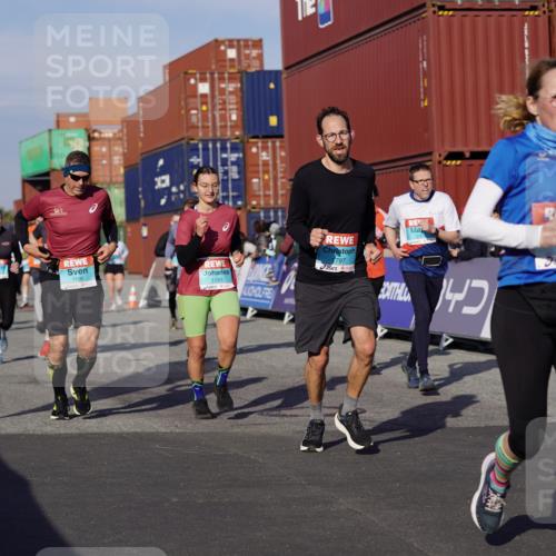 03.10.2025 - Köhlbrandbrückenlauf Michael Burmester http://msf.ph/oto/9015264 03.10.2025 10:14:59 Ziel 1193, 1195, 1480, 1551, 1797, 1813, 1852, 1922, 2044, 2206, 2207, 3037, 3144, 3169, 3206, 3207, 3214, 3229, 3348, 3470, 3471, 3668 meine-sportfotos.de
