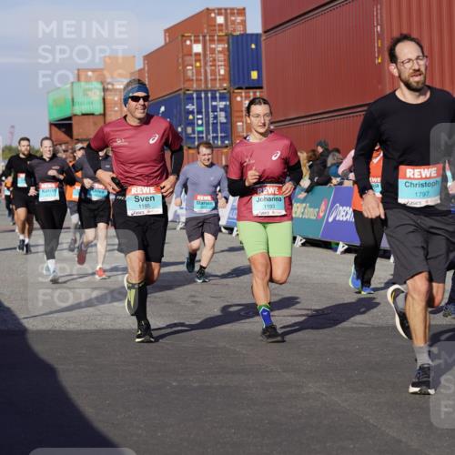 03.10.2025 - Köhlbrandbrückenlauf Michael Burmester http://msf.ph/oto/9015275 03.10.2025 10:14:59 Ziel 1193, 1195, 1480, 1551, 1797, 1813, 1852, 1922, 2044, 2206, 2207, 3037, 3144, 3169, 3206, 3207, 3214, 3229, 3348, 3470, 3471, 3668 meine-sportfotos.de