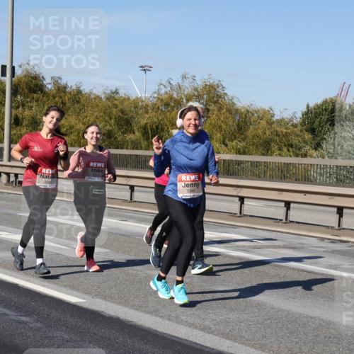 03.10.2025 - Köhlbrandbrückenlauf Julia Fischer http://msf.ph/oto/9015279 03.10.2025 13:12:49 Position 3 4946, 5515, 5346 meine-sportfotos.de