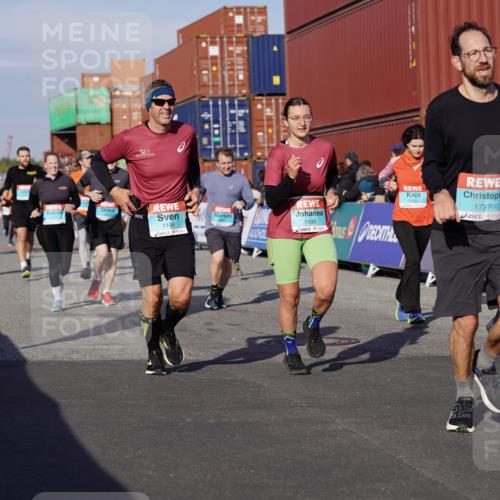 03.10.2025 - Köhlbrandbrückenlauf Michael Burmester http://msf.ph/oto/9015285 03.10.2025 10:15:00 Ziel 1193, 1195, 1324, 1480, 1551, 1797, 1922, 2044, 2147, 2206, 2207, 3037, 3144, 3169, 3206, 3207, 3214, 3229, 3339, 3348, 3470, 3471, 3668 meine-sportfotos.de