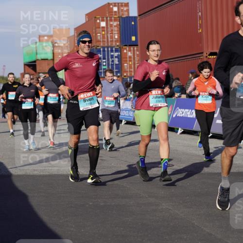 03.10.2025 - Köhlbrandbrückenlauf Michael Burmester http://msf.ph/oto/9015294 03.10.2025 10:15:00 Ziel 1193, 1195, 1324, 1480, 1551, 1797, 1922, 2044, 2147, 2206, 2207, 3037, 3144, 3169, 3206, 3207, 3214, 3229, 3339, 3348, 3470, 3471, 3668 meine-sportfotos.de