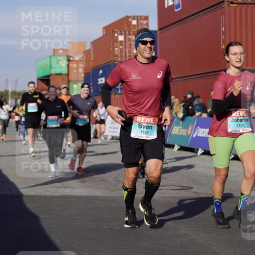 03.10.2025 - Köhlbrandbrückenlauf Michael Burmester http://msf.ph/oto/9015303 03.10.2025 10:15:00 Ziel 1193, 1195, 1324, 1480, 1551, 1797, 1922, 2044, 2147, 2206, 2207, 3037, 3144, 3169, 3206, 3207, 3214, 3229, 3339, 3348, 3470, 3471, 3668 meine-sportfotos.de