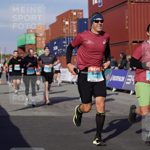 03.10.2025 - Köhlbrandbrückenlauf Michael Burmester http://msf.ph/oto/9015326 03.10.2025 10:15:01 Ziel 1193, 1195, 1324, 1480, 1523, 1551, 1797, 1922, 2147, 2206, 2207, 3037, 3144, 3169, 3206, 3207, 3214, 3229, 3339, 3348, 3470, 3471, 3668 meine-sportfotos.de
