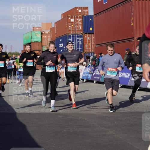 03.10.2025 - Köhlbrandbrückenlauf Michael Burmester http://msf.ph/oto/9015334 03.10.2025 10:15:01 Ziel 1193, 1195, 1324, 1480, 1523, 1551, 1797, 1922, 2147, 2206, 2207, 3037, 3144, 3169, 3206, 3207, 3214, 3229, 3339, 3348, 3470, 3471, 3668 meine-sportfotos.de