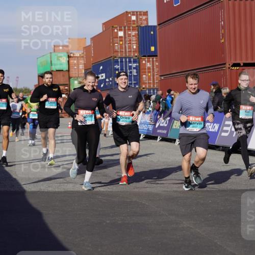 03.10.2025 - Köhlbrandbrückenlauf Michael Burmester http://msf.ph/oto/9015347 03.10.2025 10:15:01 Ziel 1193, 1195, 1324, 1480, 1523, 1551, 1797, 1922, 2147, 2206, 2207, 3037, 3144, 3169, 3206, 3207, 3214, 3229, 3339, 3348, 3470, 3471, 3668 meine-sportfotos.de