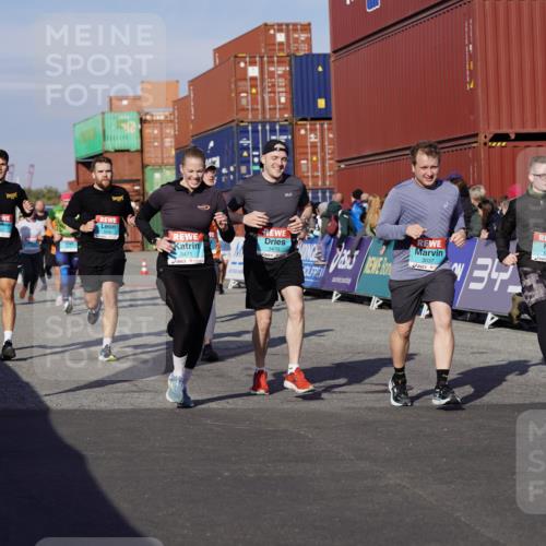 03.10.2025 - Köhlbrandbrückenlauf Michael Burmester http://msf.ph/oto/9015357 03.10.2025 10:15:02 Ziel 1193, 1195, 1324, 1480, 1523, 1551, 1693, 1785, 1797, 1922, 2147, 2206, 2207, 3037, 3144, 3169, 3206, 3207, 3214, 3229, 3339, 3348, 3470, 3471, 3668 meine-sportfotos.de