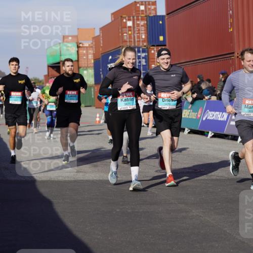 03.10.2025 - Köhlbrandbrückenlauf Michael Burmester http://msf.ph/oto/9015367 03.10.2025 10:15:02 Ziel 1193, 1195, 1324, 1480, 1523, 1551, 1693, 1785, 1797, 1922, 2147, 2206, 2207, 3037, 3144, 3169, 3206, 3207, 3214, 3229, 3339, 3348, 3470, 3471, 3668 meine-sportfotos.de