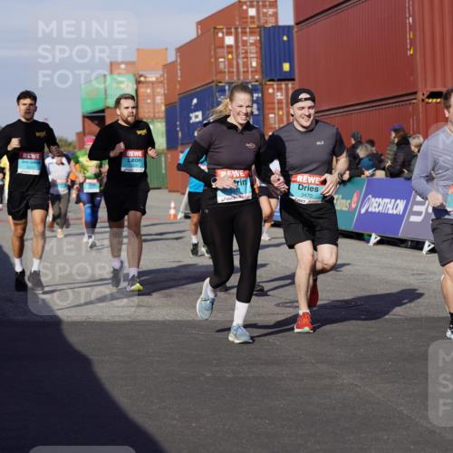 03.10.2025 - Köhlbrandbrückenlauf Michael Burmester http://msf.ph/oto/9015375 03.10.2025 10:15:02 Ziel 1193, 1195, 1324, 1480, 1523, 1551, 1693, 1785, 1797, 1922, 2147, 2206, 2207, 3037, 3144, 3169, 3206, 3207, 3214, 3229, 3339, 3348, 3470, 3471, 3668 meine-sportfotos.de