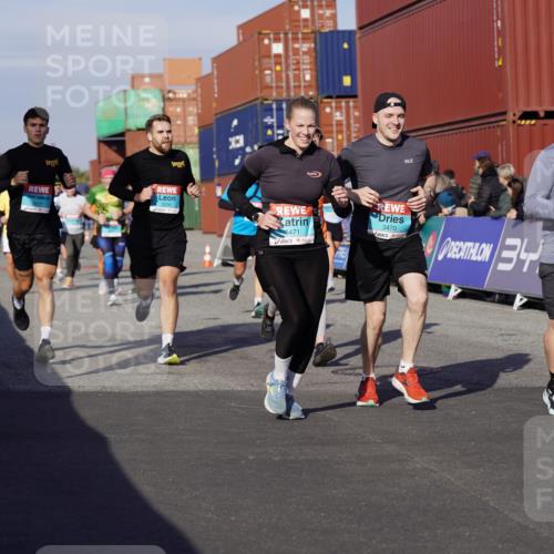 03.10.2025 - Köhlbrandbrückenlauf Michael Burmester http://msf.ph/oto/9015385 03.10.2025 10:15:02 Ziel 1193, 1195, 1324, 1480, 1523, 1551, 1693, 1785, 1797, 1922, 2147, 2206, 2207, 3037, 3144, 3169, 3206, 3207, 3214, 3229, 3339, 3348, 3470, 3471, 3668 meine-sportfotos.de
