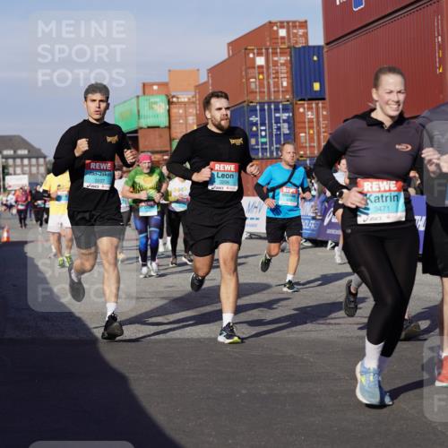 03.10.2025 - Köhlbrandbrückenlauf Michael Burmester http://msf.ph/oto/9015397 03.10.2025 10:15:03 Ziel 1193, 1195, 1324, 1480, 1523, 1551, 1693, 1773, 1785, 1797, 1922, 2147, 2206, 2207, 3037, 3169, 3206, 3207, 3214, 3229, 3339, 3348, 3470, 3471, 3668 meine-sportfotos.de