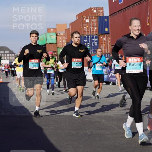03.10.2025 - Köhlbrandbrückenlauf Michael Burmester http://msf.ph/oto/9015408 03.10.2025 10:15:03 Ziel 1193, 1195, 1324, 1480, 1523, 1551, 1693, 1773, 1785, 1797, 1922, 2147, 2206, 2207, 3037, 3169, 3206, 3207, 3214, 3229, 3339, 3348, 3470, 3471, 3668 meine-sportfotos.de