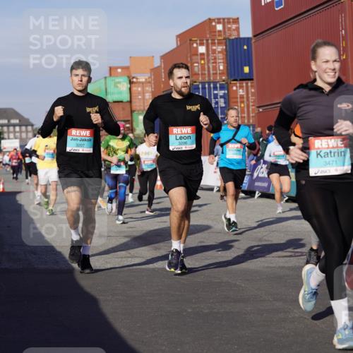 03.10.2025 - Köhlbrandbrückenlauf Michael Burmester http://msf.ph/oto/9015419 03.10.2025 10:15:03 Ziel 1193, 1195, 1324, 1480, 1523, 1551, 1693, 1773, 1785, 1797, 1922, 2147, 2206, 2207, 3037, 3169, 3206, 3207, 3214, 3229, 3339, 3348, 3470, 3471, 3668 meine-sportfotos.de