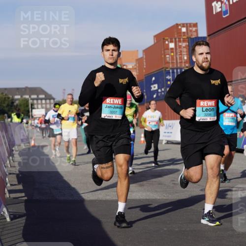 03.10.2025 - Köhlbrandbrückenlauf Michael Burmester http://msf.ph/oto/9015434 03.10.2025 10:15:04 Ziel 1193, 1195, 1324, 1480, 1523, 1551, 1693, 1773, 1785, 1797, 1922, 2147, 3037, 3169, 3206, 3207, 3214, 3229, 3339, 3348, 3470, 3471, 3668 meine-sportfotos.de