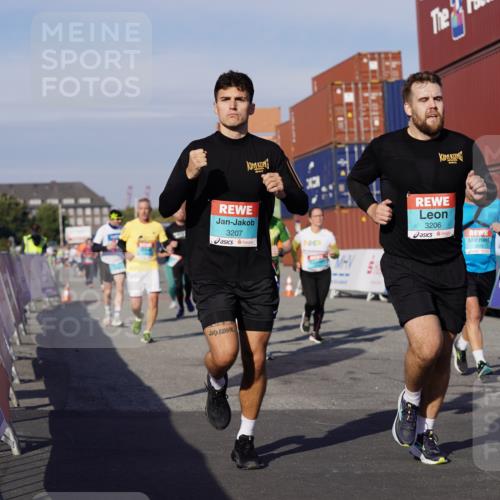 03.10.2025 - Köhlbrandbrückenlauf Michael Burmester http://msf.ph/oto/9015445 03.10.2025 10:15:04 Ziel 1193, 1195, 1324, 1480, 1523, 1551, 1693, 1773, 1785, 1797, 1922, 2147, 3037, 3169, 3206, 3207, 3214, 3229, 3339, 3348, 3470, 3471, 3668 meine-sportfotos.de