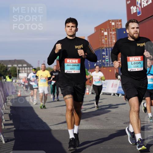 03.10.2025 - Köhlbrandbrückenlauf Michael Burmester http://msf.ph/oto/9015455 03.10.2025 10:15:04 Ziel 1193, 1195, 1324, 1480, 1523, 1551, 1693, 1773, 1785, 1797, 1922, 2147, 3037, 3169, 3206, 3207, 3214, 3229, 3339, 3348, 3470, 3471, 3668 meine-sportfotos.de