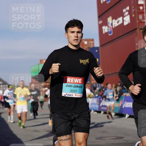 03.10.2025 - Köhlbrandbrückenlauf Michael Burmester http://msf.ph/oto/9015464 03.10.2025 10:15:05 Ziel 1193, 1195, 1324, 1480, 1523, 1551, 1693, 1773, 1785, 1922, 2147, 3037, 3169, 3206, 3207, 3214, 3229, 3339, 3348, 3470, 3471, 3668 meine-sportfotos.de
