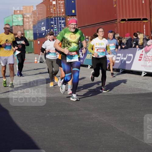 03.10.2025 - Köhlbrandbrückenlauf Michael Burmester http://msf.ph/oto/9015498 03.10.2025 10:15:06 Ziel 1324, 1480, 1523, 1551, 1693, 1773, 1785, 1922, 2147, 3037, 3169, 3206, 3207, 3214, 3229, 3339, 3348, 3470, 3471, 3668 meine-sportfotos.de