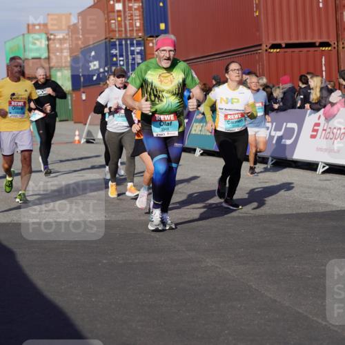 03.10.2025 - Köhlbrandbrückenlauf Michael Burmester http://msf.ph/oto/9015511 03.10.2025 10:15:06 Ziel 1324, 1480, 1523, 1551, 1693, 1773, 1785, 1922, 2147, 3037, 3169, 3206, 3207, 3214, 3229, 3339, 3348, 3470, 3471, 3668 meine-sportfotos.de