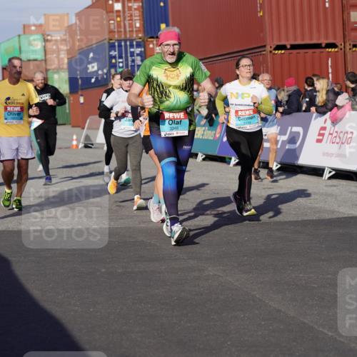 03.10.2025 - Köhlbrandbrückenlauf Michael Burmester http://msf.ph/oto/9015522 03.10.2025 10:15:06 Ziel 1324, 1480, 1523, 1551, 1693, 1773, 1785, 1922, 2147, 3037, 3169, 3206, 3207, 3214, 3229, 3339, 3348, 3470, 3471, 3668 meine-sportfotos.de
