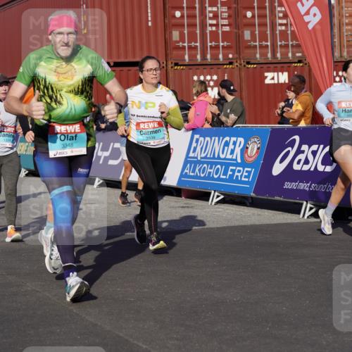 03.10.2025 - Köhlbrandbrückenlauf Michael Burmester http://msf.ph/oto/9015534 03.10.2025 10:15:07 Ziel 1324, 1523, 1551, 1693, 1754, 1773, 1785, 1922, 2147, 2707, 3206, 3207, 3214, 3229, 3339, 3348, 3668, 3792 meine-sportfotos.de