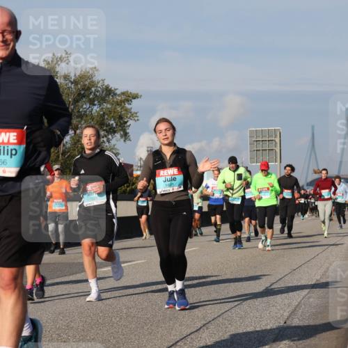 03.10.2025 - Köhlbrandbrückenlauf Luisa Fischer http://msf.ph/oto/9015537 03.10.2025 11:00:35 Position 3 1666, 1529, 1821 meine-sportfotos.de