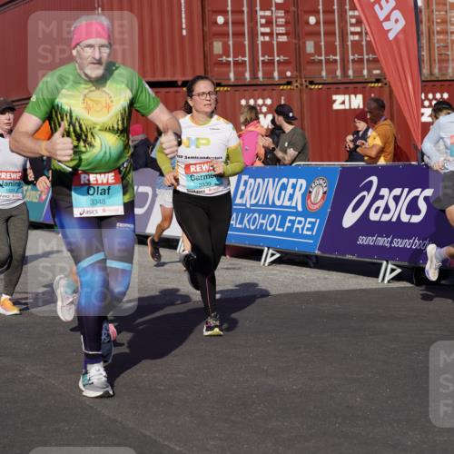 03.10.2025 - Köhlbrandbrückenlauf Michael Burmester http://msf.ph/oto/9015549 03.10.2025 10:15:07 Ziel 1324, 1523, 1551, 1693, 1754, 1773, 1785, 1922, 2147, 2707, 3206, 3207, 3214, 3229, 3339, 3348, 3668, 3792 meine-sportfotos.de